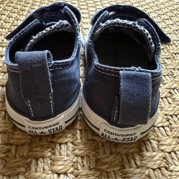Converse Chuck Taylor All Star Velcro shoes, toddler size 5 - Picture 4 of 6